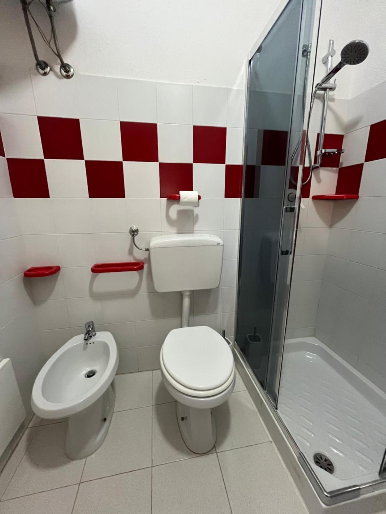 Casa Sviluppata Su Due Piani Con Doppia Veranda E Parcheggio Privato San Teodoro  Exteriör bild
