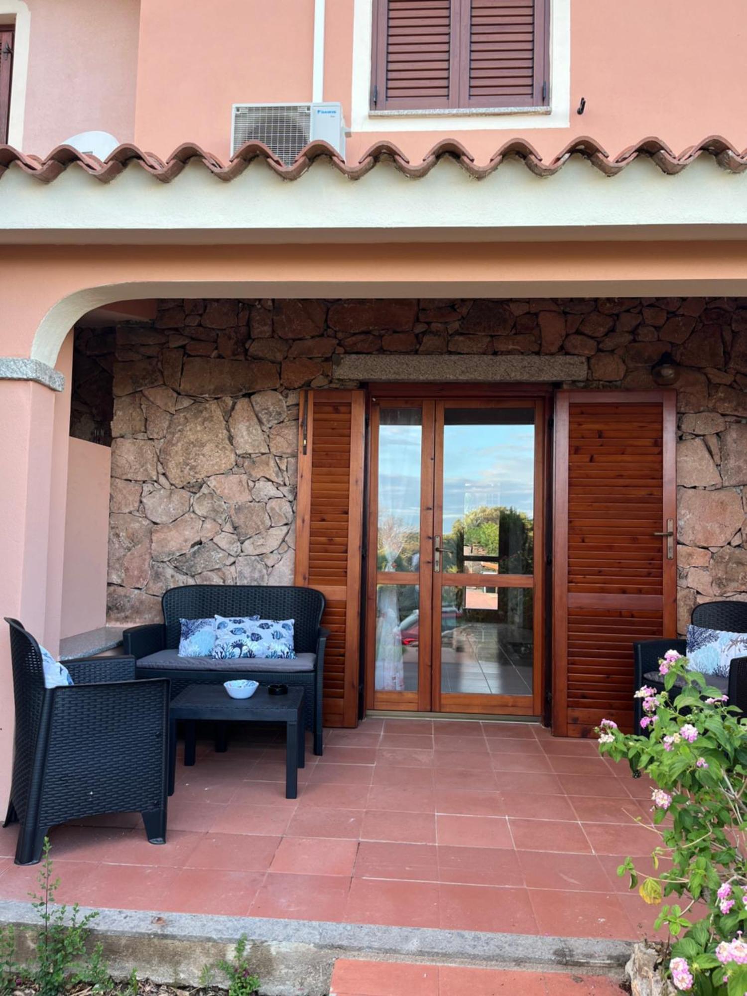 Casa Sviluppata Su Due Piani Con Doppia Veranda E Parcheggio Privato San Teodoro  Exteriör bild
