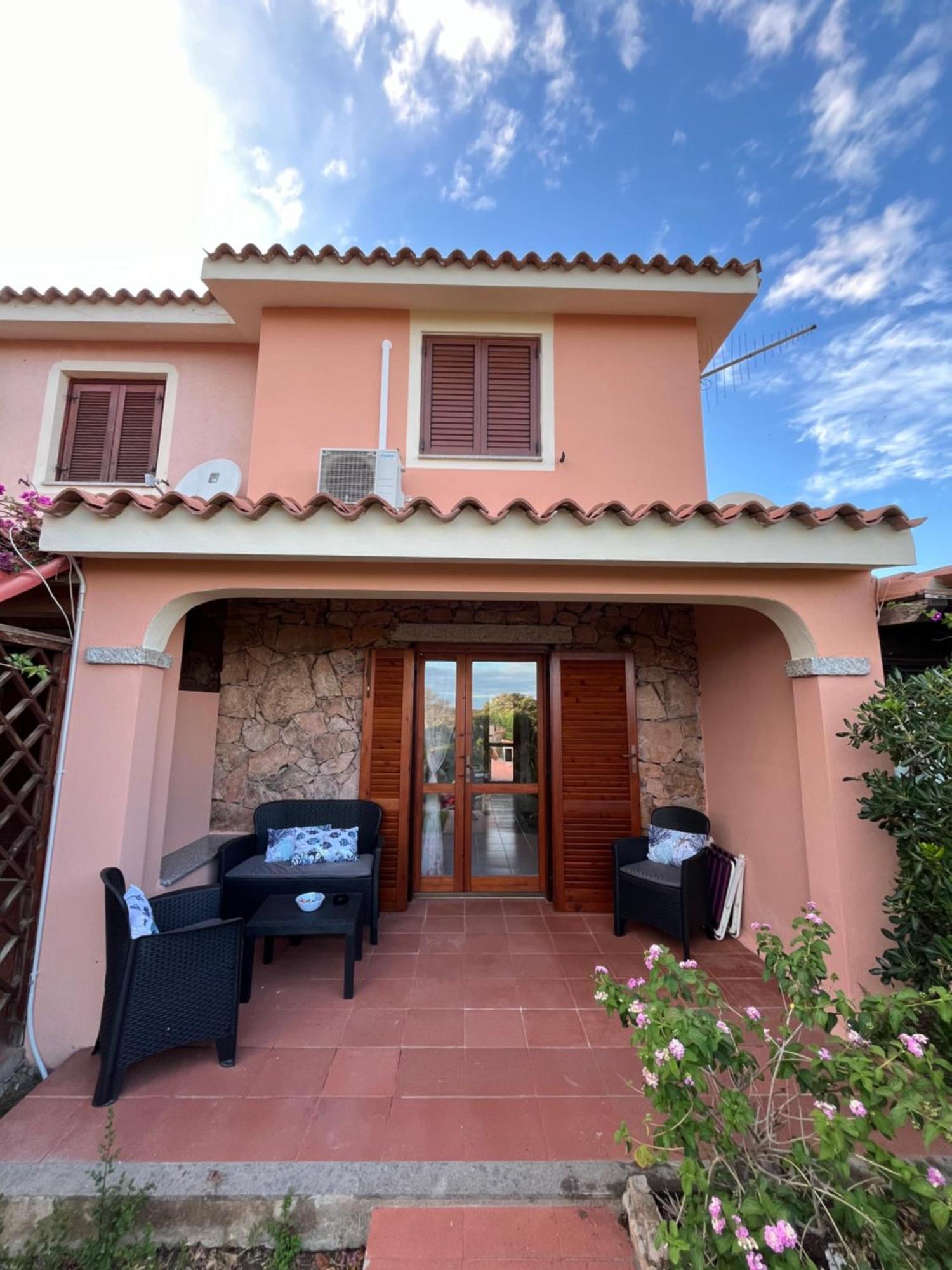 Casa Sviluppata Su Due Piani Con Doppia Veranda E Parcheggio Privato San Teodoro  Exteriör bild