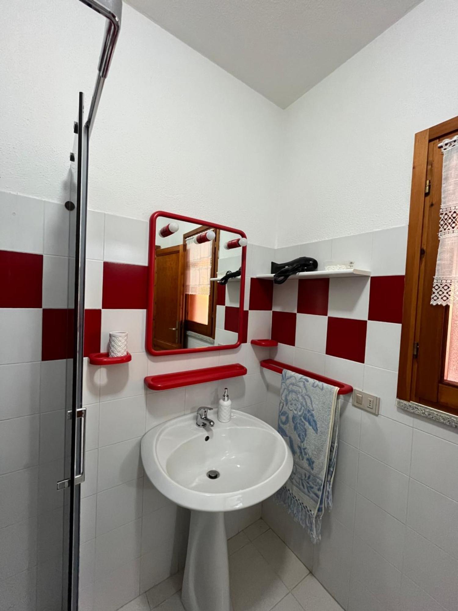 Casa Sviluppata Su Due Piani Con Doppia Veranda E Parcheggio Privato San Teodoro  Exteriör bild