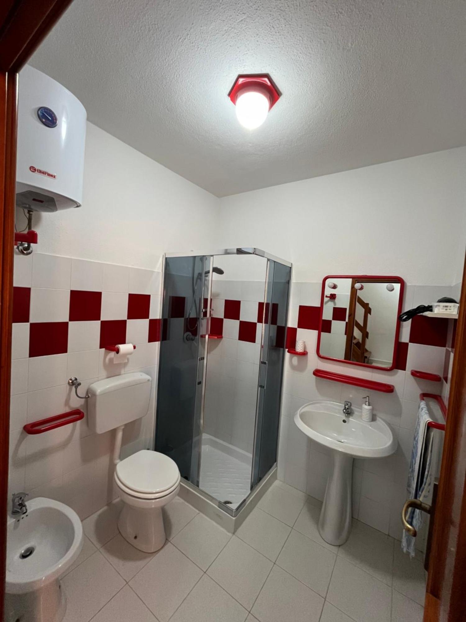 Casa Sviluppata Su Due Piani Con Doppia Veranda E Parcheggio Privato San Teodoro  Exteriör bild