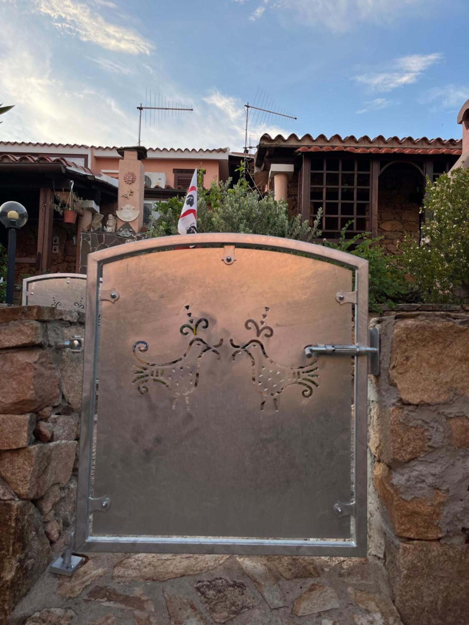 Casa Sviluppata Su Due Piani Con Doppia Veranda E Parcheggio Privato San Teodoro  Exteriör bild