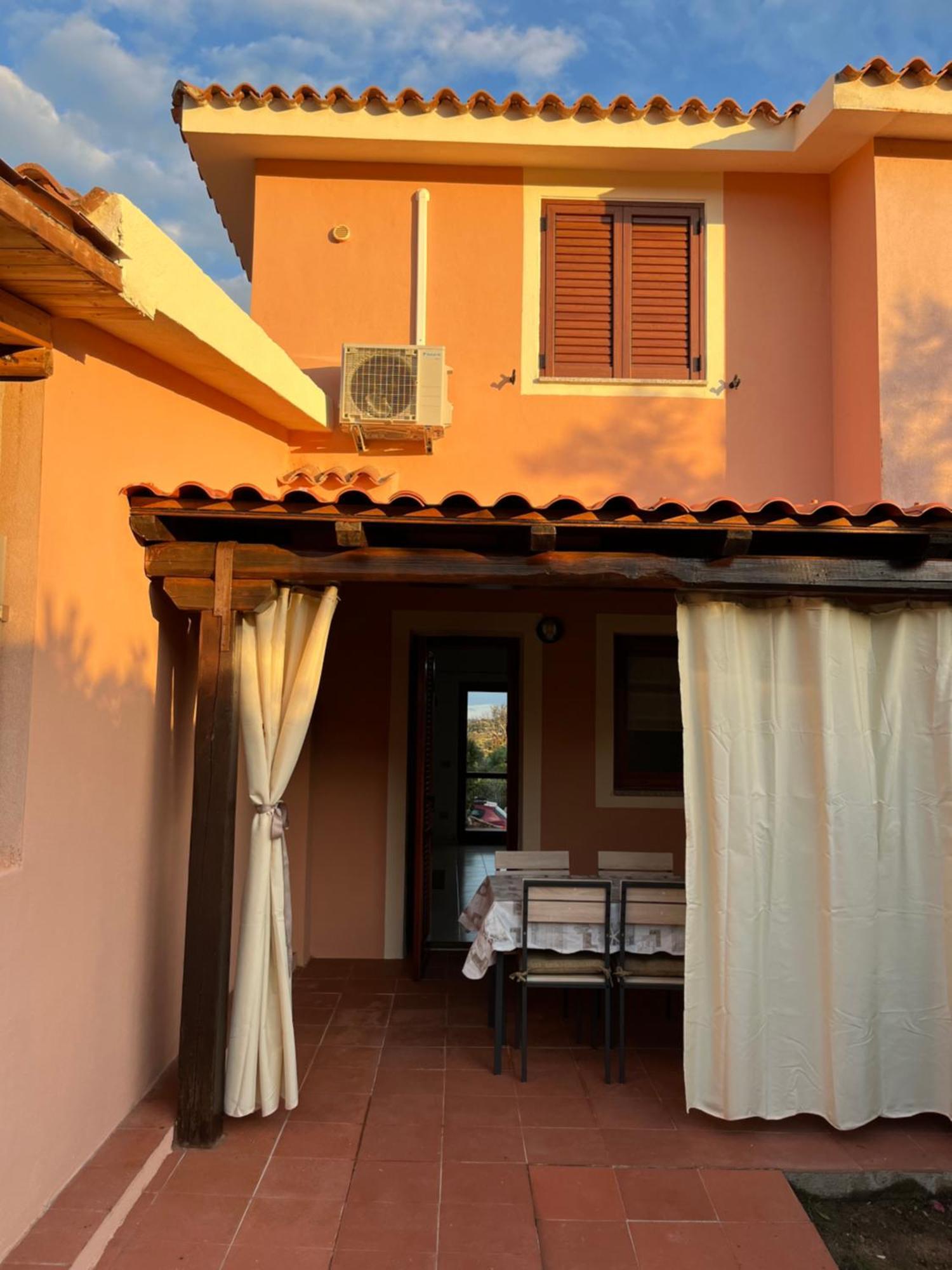 Casa Sviluppata Su Due Piani Con Doppia Veranda E Parcheggio Privato San Teodoro  Exteriör bild